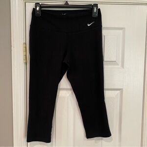 Nike Legend 2.0 Slim Fit Black Capri Tights Leggings Size Womens Small Athletic